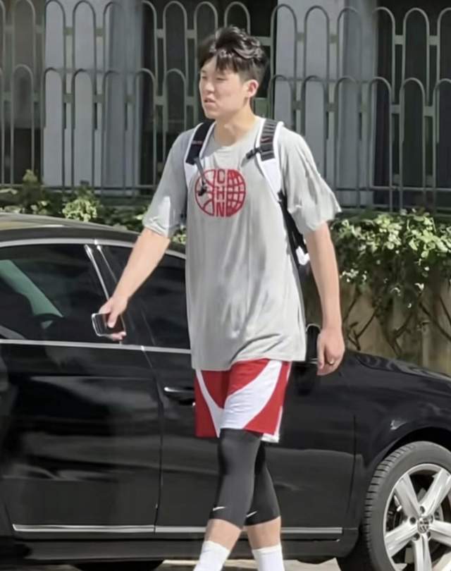 ESPN记者:湖人队内部人士暗示詹姆斯父子可能一起转投新球队